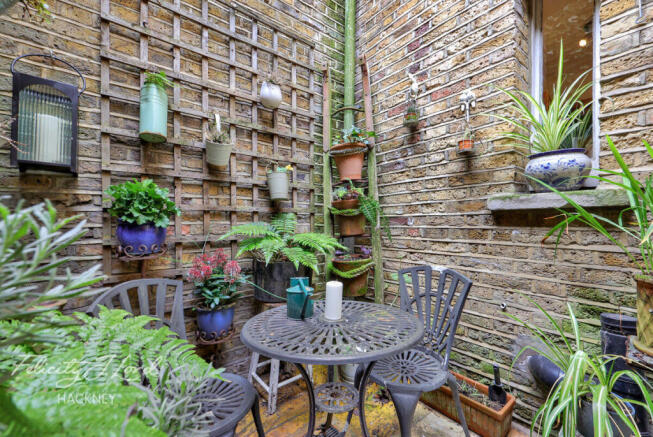2 bed property, in Sylvester Path, £550,000