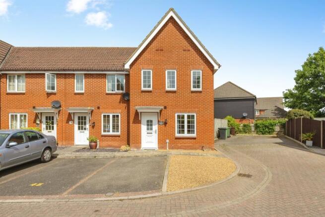 3 bed property, in Kingfisher Road, £270,000