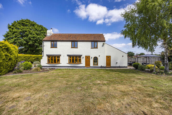 4 bed property, in Field House Farm, £550,000