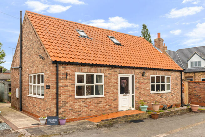 3 bed property, in Broadford House, £200,000