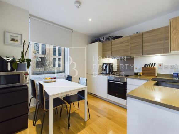 2 bed property, in Pemberton House, £375,000