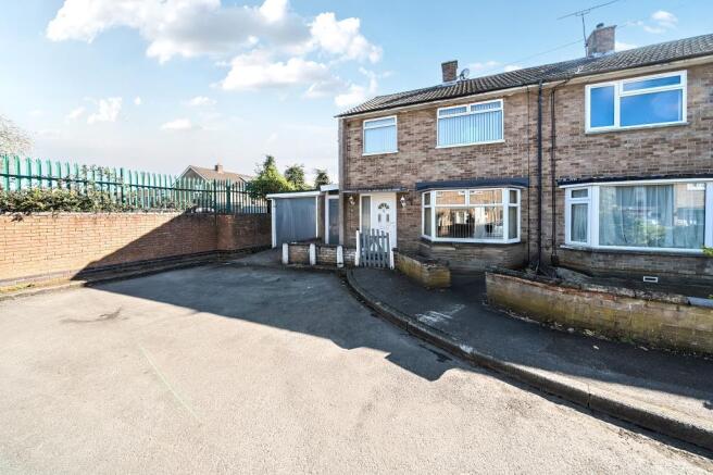 3 bed property, in Woodruff Close, £425,000