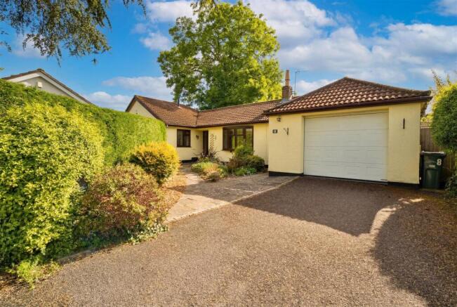 4 bed property, in Moorlands Close, £600,000