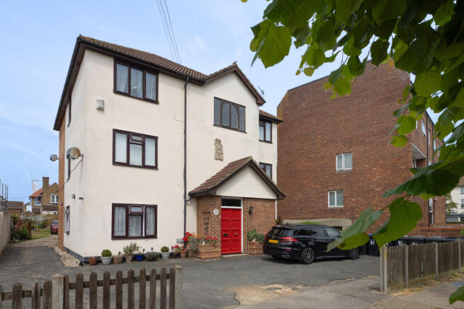 1 bed property, in The Willows, £150,000