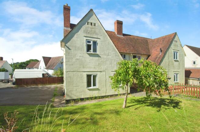 3 bed property, in Offas Close, £190,000