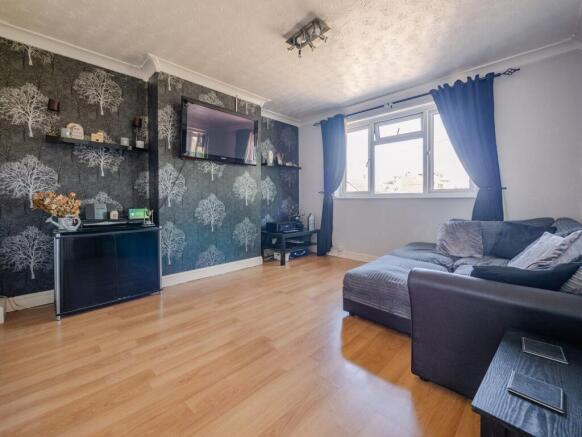 2 bed property, in London Road, £200,000