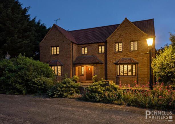 5 bed property, in Main Road, £799,000