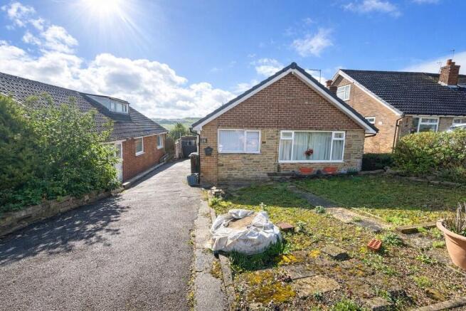 3 bed property, in North Cliffe Drive, £130,000