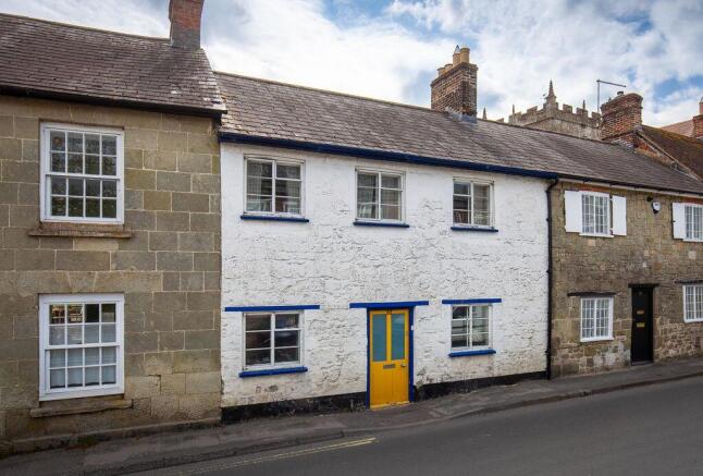 2 bed property, in Salisbury Street, £240,000