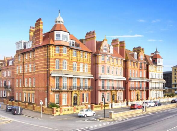 3 bed property, in Kings Gardens, £900,000