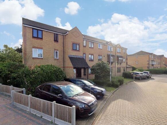 1 bed property, in Danbury Crescent, £155,000