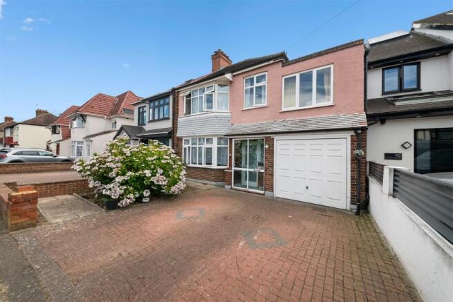 4 bed property, in Melbury Avenue, £899,950