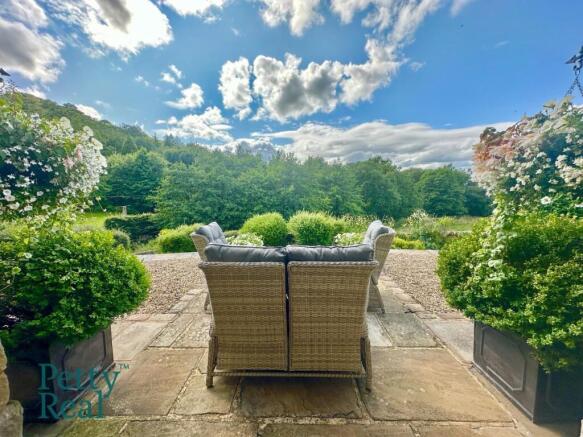 3 bed property, in Skipton Old Road, £650,000