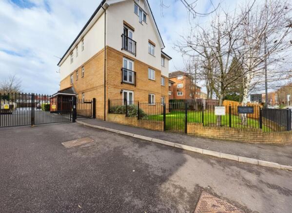 2 bed property, in Harrow View, £325,000