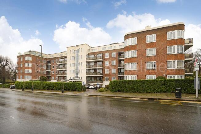 1 bed property, in Riverside Drive NW11, £400,000