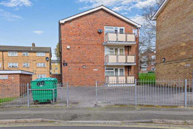 3 bed property, in Halstead Road, £190,000