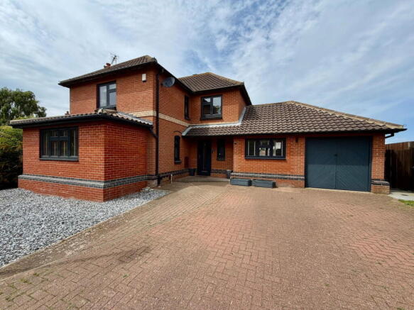 5 bed property, in Birch Close, £450,000
