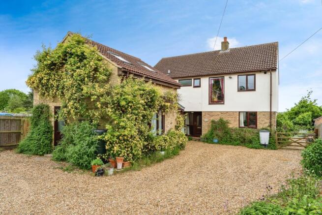 5 bed property, in The Row, £675,000
