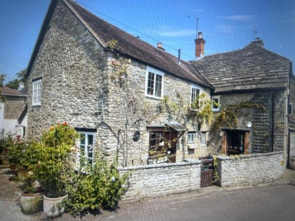 3 bed property, in High Street, £240,000