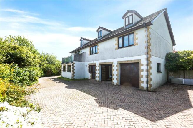 5 bed property, in Merritts Hill, £630,000