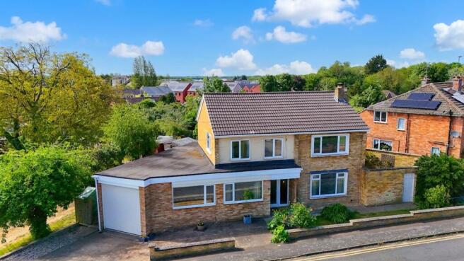 3 bed property, in Dovehouse Close, £550,000