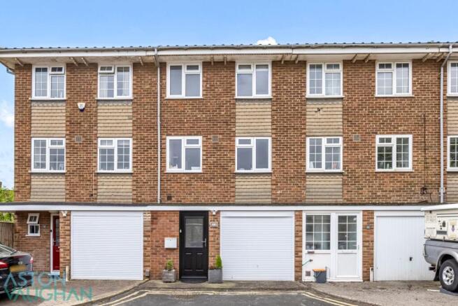 3 bed property, in Robin Dene, £550,000