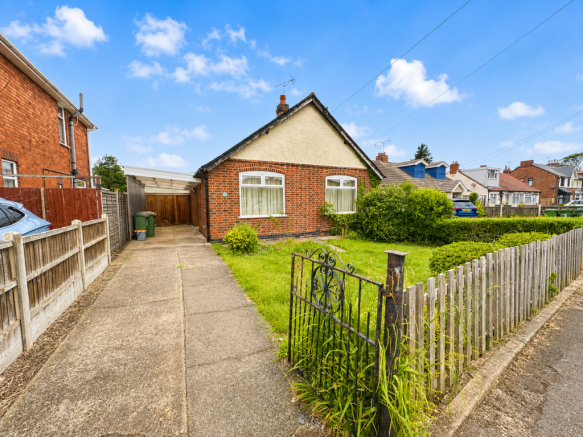 2 bed property, in Holmfield Avenue East, £250,000