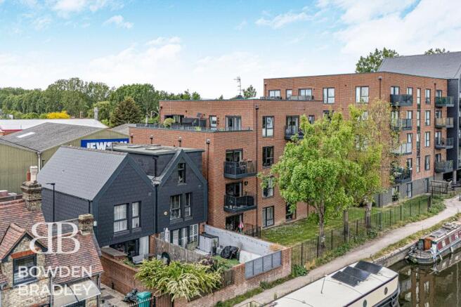2 bed property, in Hazlemere Marina, £350,000