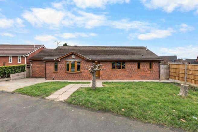 4 bed property, in Melrose Drive, £320,000