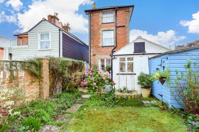 4 bed property, in Bellevue Road, £425,000