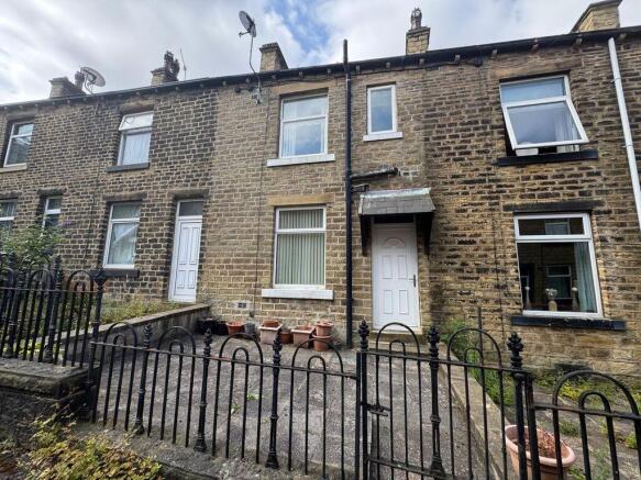 2 bed property, in High Street, £130,000