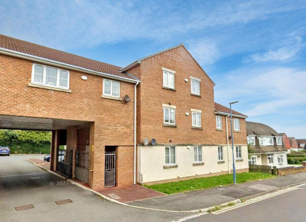 2 bed property, in Warren Road, £37,000