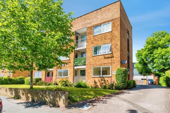 2 bed property, in Waterloo Road, £130,000