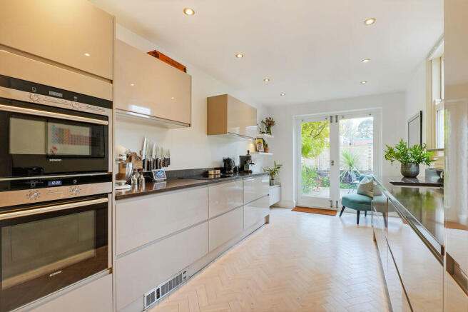4 bed property, in Harbord Road, £350,000