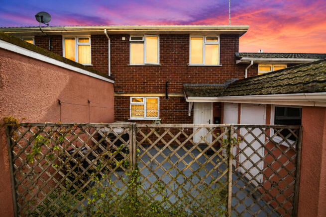 2 bed property, in Priorswood Place, £150,000