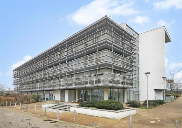 2 bed property, in Chadwell Lane, £390,000