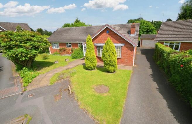 3 bed property, in Bowood Drive, £495,000