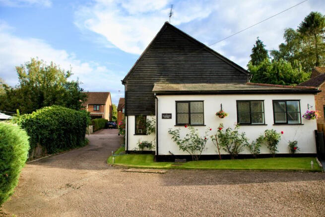 2 bed property, in Stevenage Road, £375,000