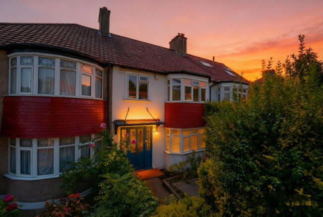 3 bed property, in Covington Way, £580,000