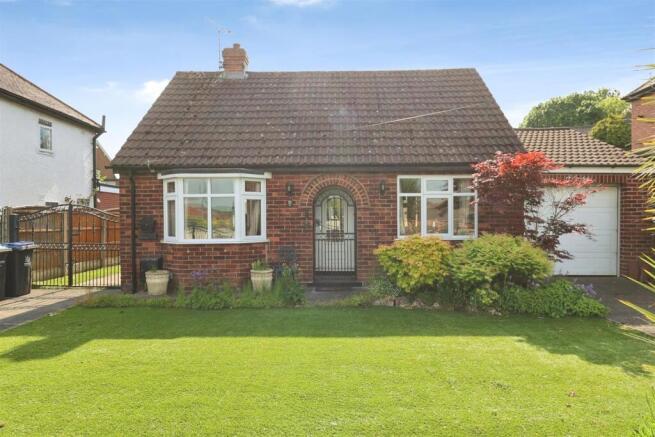 2 bed property, in Leeming Lane North, £240,000