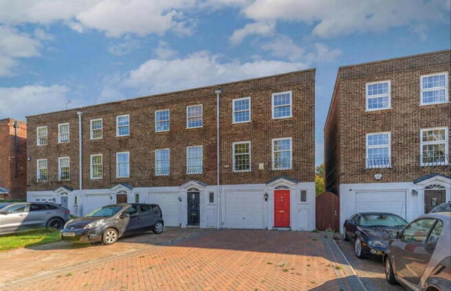 4 bed property, in Wellington Road, £550,000