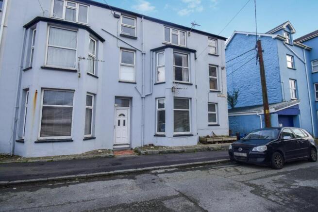 3 bed property, in Queens Road, £150,000