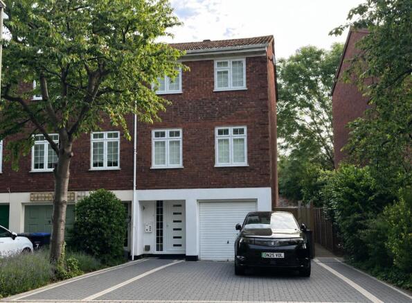 4 bed property, in Riversdell Close, £550,000