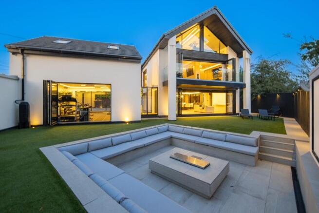6 bed property, in Tall Trees, £900,000