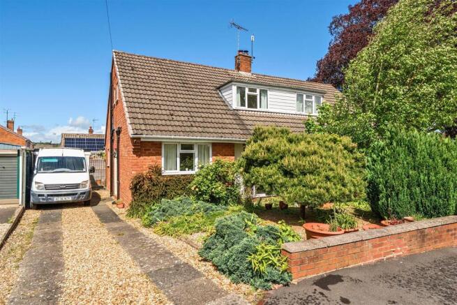 2 bed property, in Pinewood Close, £250,000