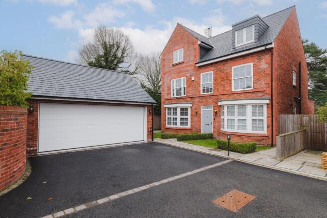 6 bed property, in Green Ridge Court, £850,000