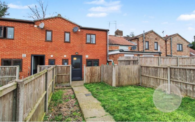 2 bed property, in Main Road, £105,000