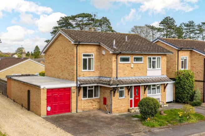 4 bed property, in Home Close, £330,000