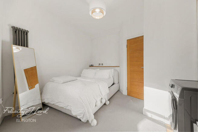 1 bed property, in Caledonian Road, £400,000