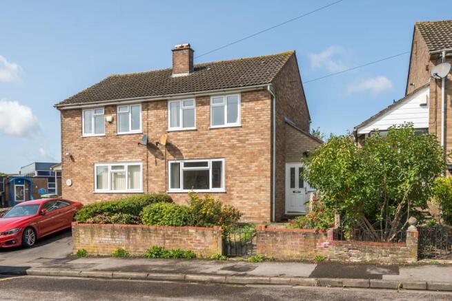 2 bed property, in Barrowfield Road, £275,000